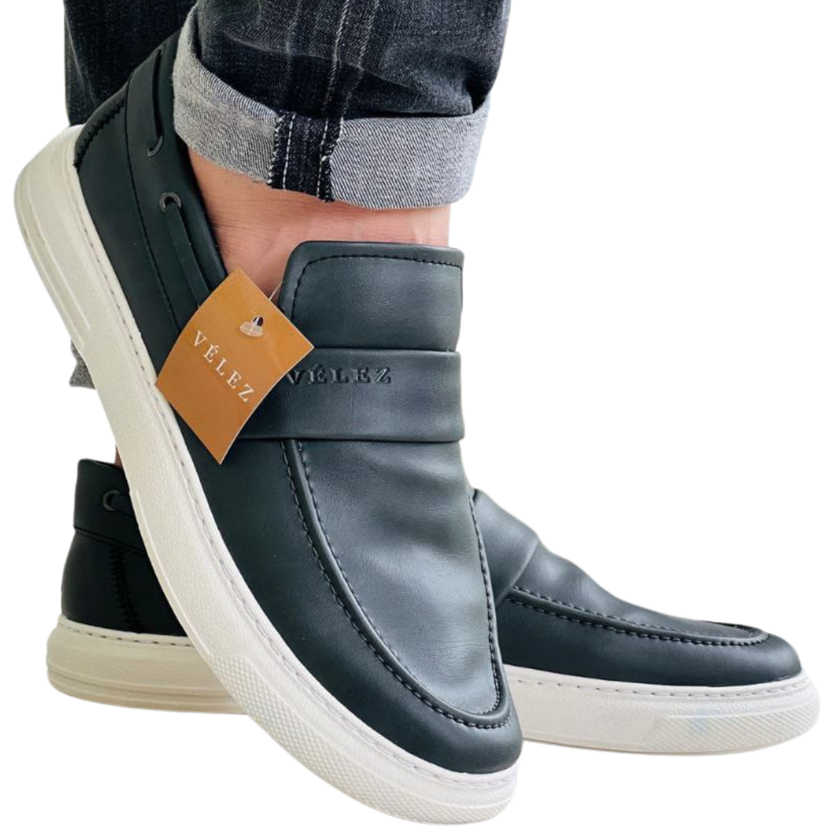 Descubre la Elegancia y Comodidad de los Zapatos Vélez para Hombre Mocasines en Onlineshoppingcenterg. ¿Estás buscando el par perfecto de zapatos Vélez para hombre que combinen estilo, comodidad y calidad? ¡Ha llegado al lugar indicado! En Onlineshoppingcenterg, entendemos tu pasión por lucir bien y sentirte cómodo al mismo tiempo. En este artículo, te guiaremos a través de una variedad de opciones en zapatos Vélez para hombre, desde los casuales hasta los deportivos, y te proporcionaremos información valiosa sobre precios, lugares de venta y dónde encontrar estos elegantes zapatos en Bogotá y Cali. ¡Sigue leyendo y prepárate para darle un impulso a tu estilo con los zapatos Vélez!  Zapatos Vélez para Hombre Mocasines: Elegancia en Cada Paso Cuando se trata de zapatos Vélez para hombre, la elegancia se encuentra en cada detalle. Estos zapatos son conocidos por su artesanía de alta calidad y diseño sofisticado. Ya sea que necesite un par de zapatos casuales para el día a día o esté buscando una opción deportiva para mantenerte activo, Vélez tiene la respuesta.  Zapatos Velez para Hombre Mocasines Casuales: Estilo sin Esfuerzo Los zapatos casuales Vélez para hombre son ideales para aquellos momentos en los que deseas lucir elegante sin esforzarte demasiado. Con una amplia variedad de estilos, desde mocasines hasta zapatos derby, Vélez ofrece opciones que complementarán tu guardarropa casual de manera impecable. La versatilidad de estos zapatos los convierte en una elección perfecta para reuniones informales, salidas con amigos o incluso para la oficina en un ambiente relajado.  Zapatos Vélez para Hombre Mocasines Deportivos: Comodidad en Movimiento Para los hombres que valoran la comodidad y el estilo mientras están en movimiento, los zapatos deportivos Vélez son la elección ideal. Están diseñados con materiales de alta calidad y tecnología de vanguardia para brindarte el soporte que necesitas durante tus actividades físicas. Ya sea que practiques deportes o simplemente disfrutes de un estilo de vida activo, los zapatos deportivos Vélez para hombre te mantendrán cómodo y con estilo.